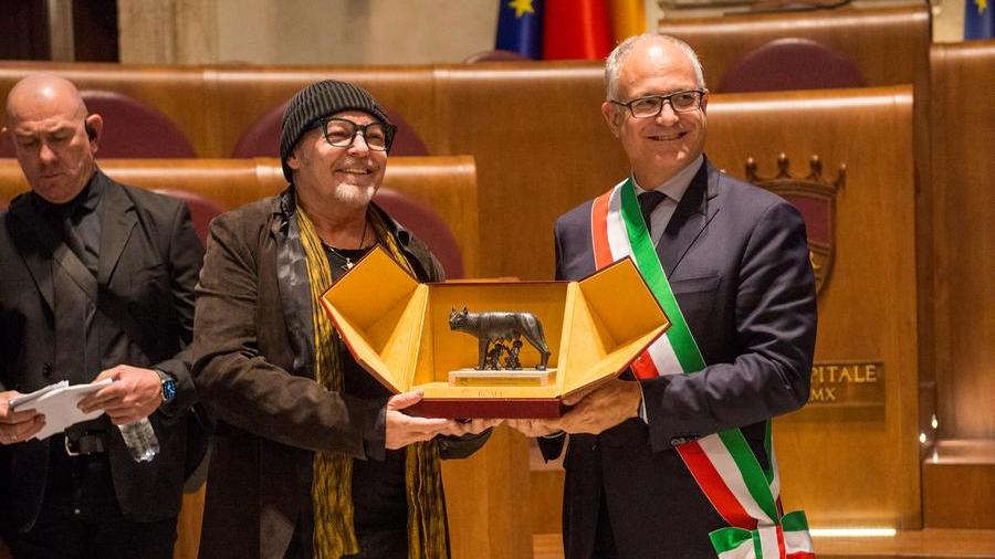 Il sindaco di Roma Gualtieri premia Vasco con la Lupa capitolina: «Dedico questo premio a mio padre»