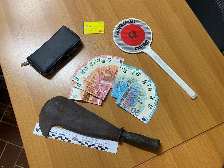 Positivo al covid andava in giro in moto armato di roncola, arrestato a Cagliari