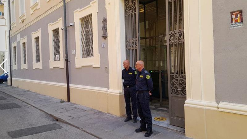Due guardie giurate all’ingresso del tribunale penale di via Falcone e Borsellino