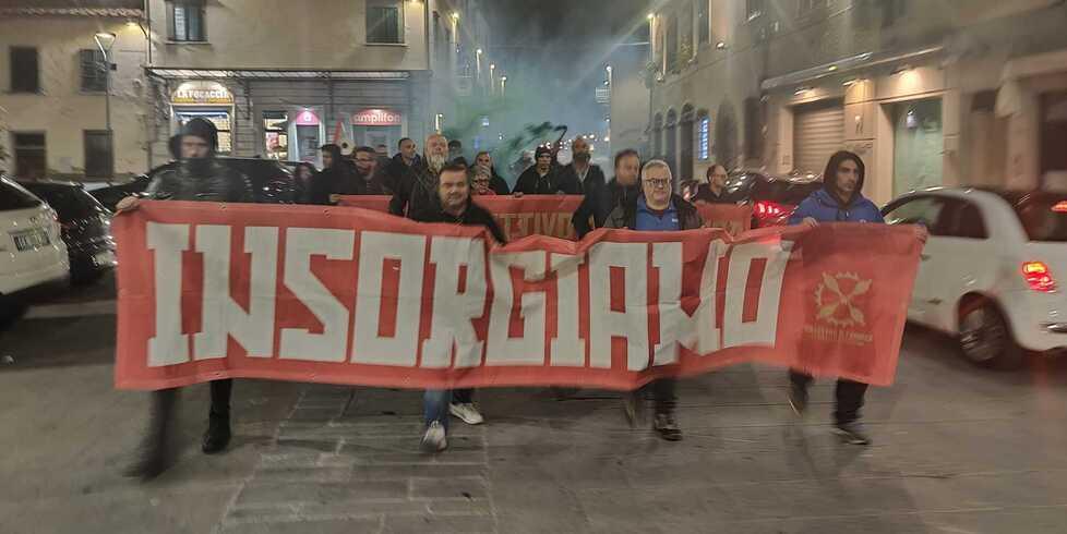I lavoratori ieri sera pronti per riunirsi in assemblea