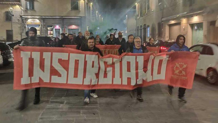 I lavoratori ieri sera pronti per riunirsi in assemblea