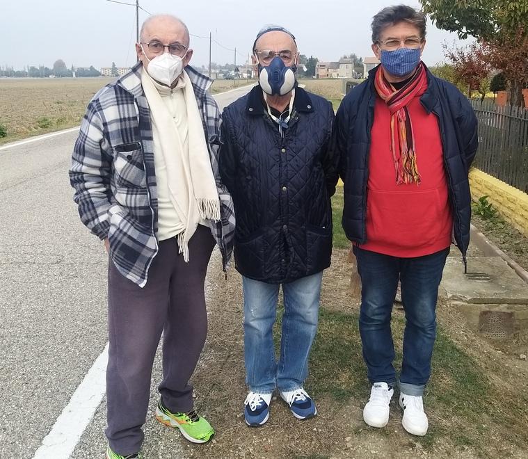I residenti di Brazzolo assediati dalla puzza: «In casa con la maschera antigas» 