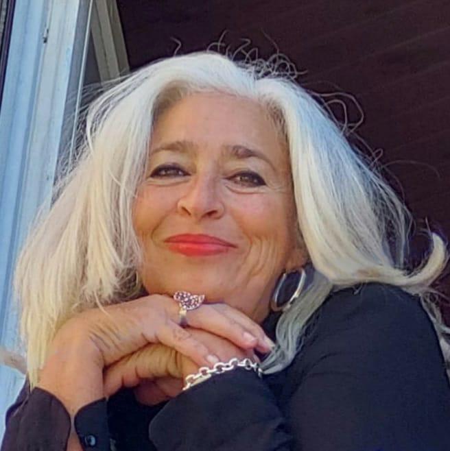 Mamma, tre figlie e un segreto. L’esordio letterario di D’Echabur: «Dentro ci siamo io, Irene e tutte le donne» 