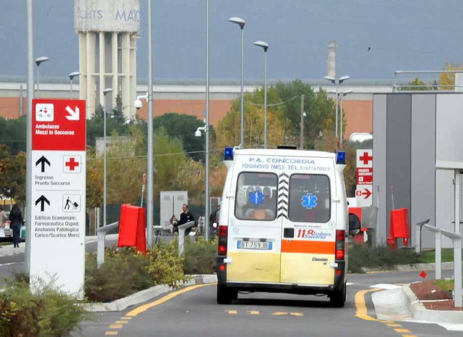 Massa, botte alla ex e al suo compagno: condannato un 29enne
