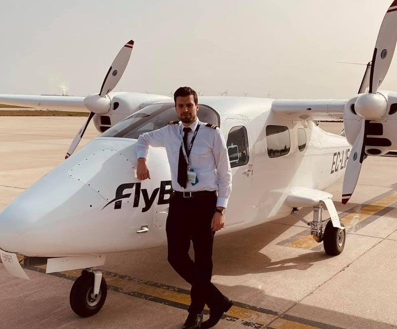 Una immagine del pilota Tommaso Giovannoni, massese, classe 1995: Tommaso è entrato a far parte della conosciuta compagnia aerea irlandese Ryanair