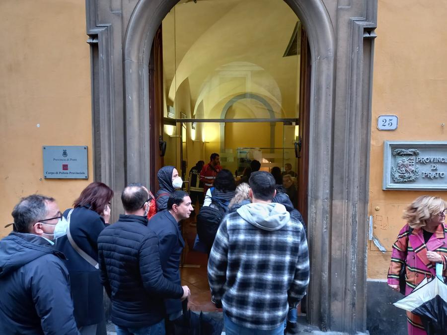 I dipendenti accusano fastidi respiratori: evacuata per due ore la sede della Provincia di Prato