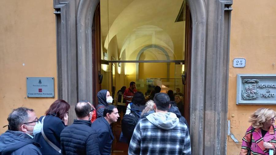 I dipendenti accusano fastidi respiratori: evacuata per due ore la sede della Provincia di Prato