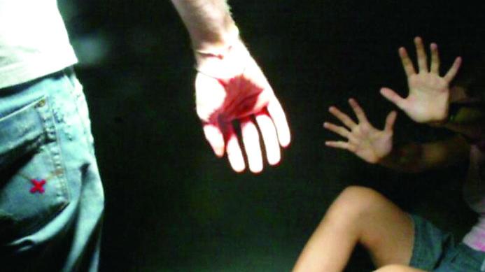 Nella foto una ricostruzione scenica di violenza sulle donne