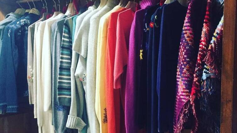 Vestiti nuovi dagli scarti tessili, manusa presenta «Ri-maglia»