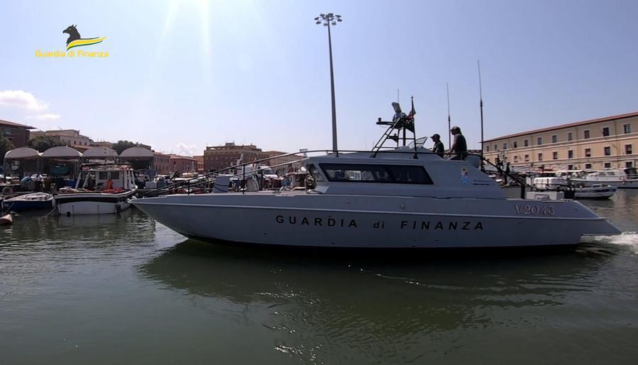 Trovato a pescare in porto, livornese multato dalla finanza