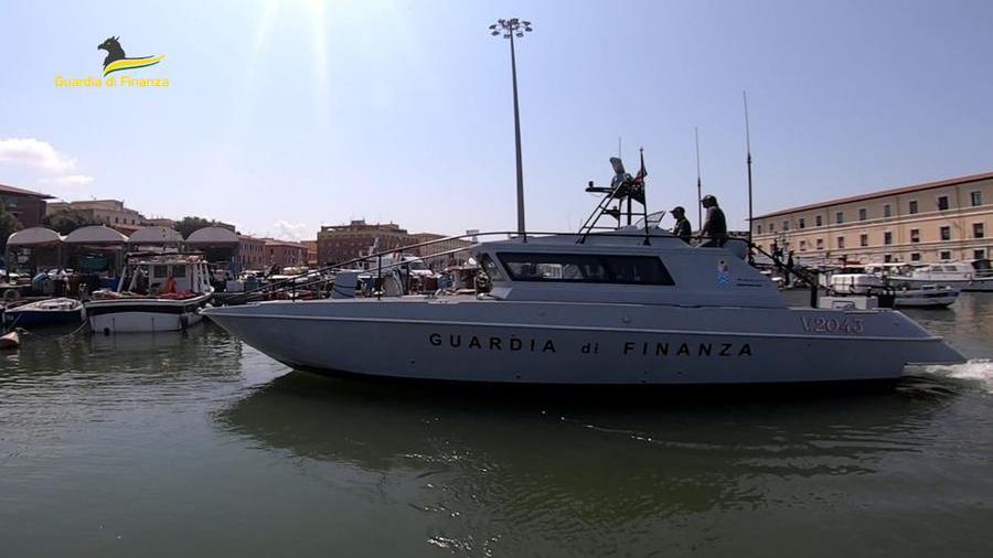 Trovato a pescare in porto, livornese multato dalla finanza