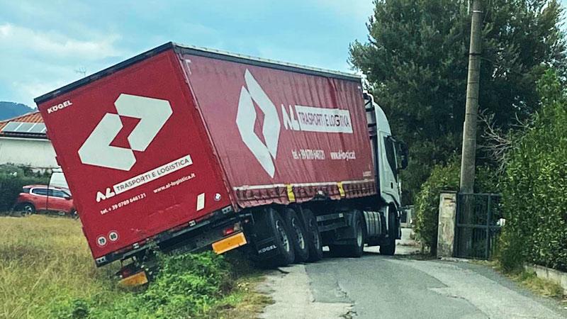 Camion si incaglia per ore nel fossato di via Battilana