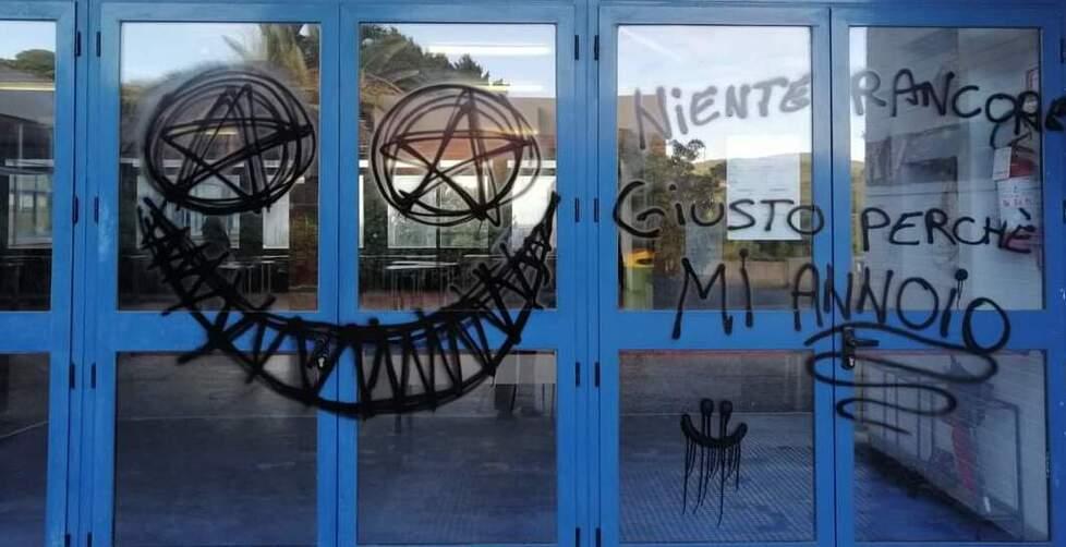 Imbratta l’ingresso della scuola per «noia», il preside spiazza il vandalo: «Unisciti al progetto di street art»