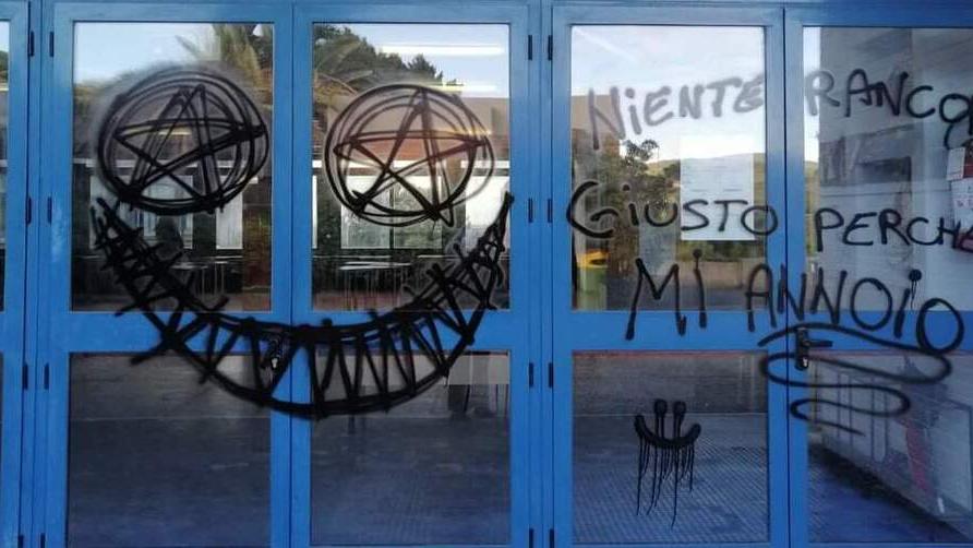 Imbratta l’ingresso della scuola per «noia», il preside spiazza il vandalo: «Unisciti al progetto di street art»