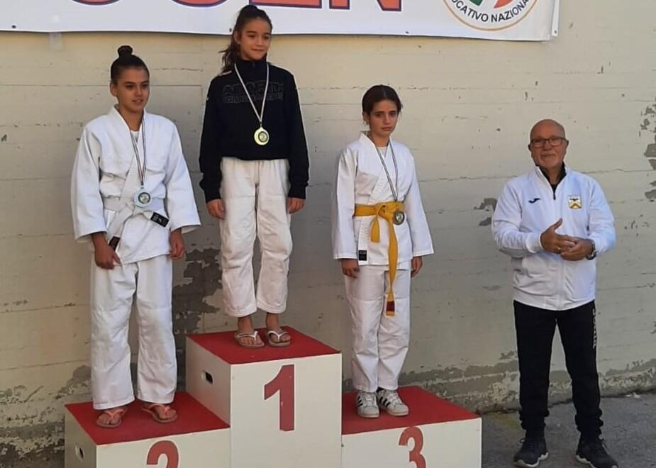 Alcune ragazze sul podio