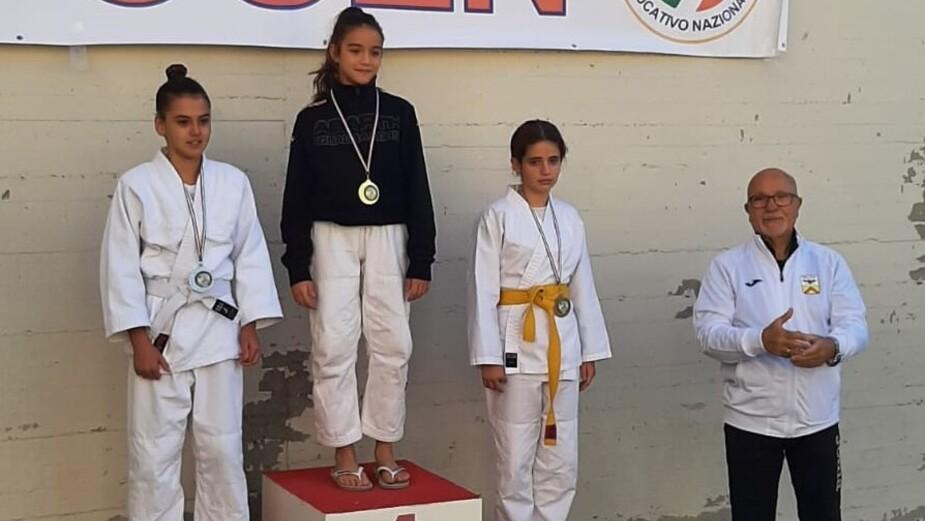 Alcune ragazze sul podio