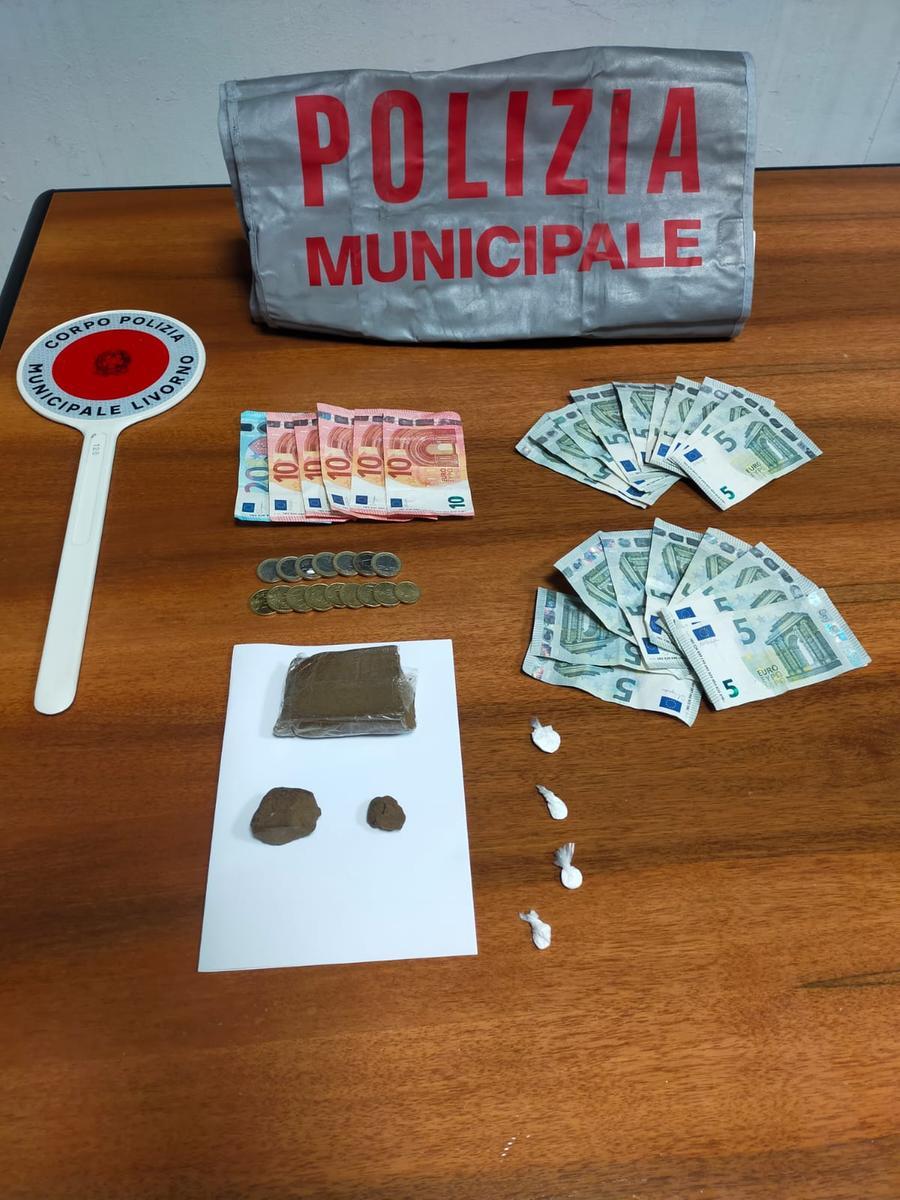 Scoperto dalla municipale mentre vende droga in piazza Grande: denunciato 41enne