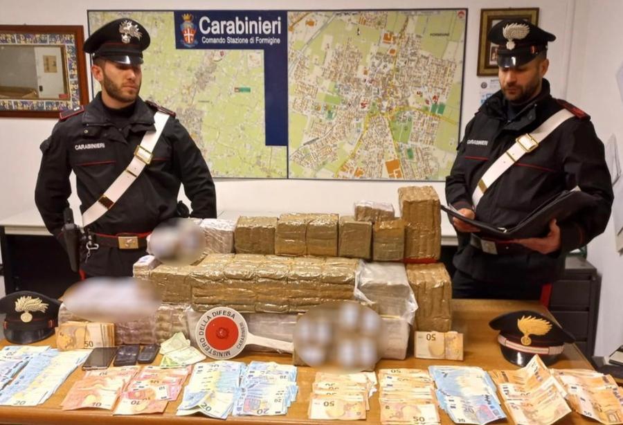Formigine. Gli trovano in auto 60 chili di hashish