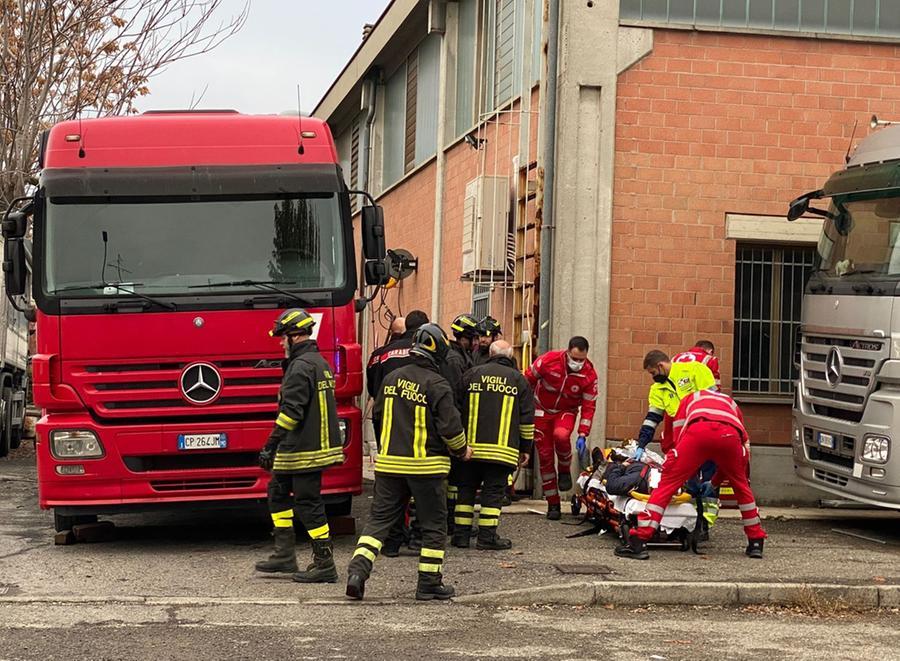 Scandiano, camion schiaccia la gamba a un imprenditore