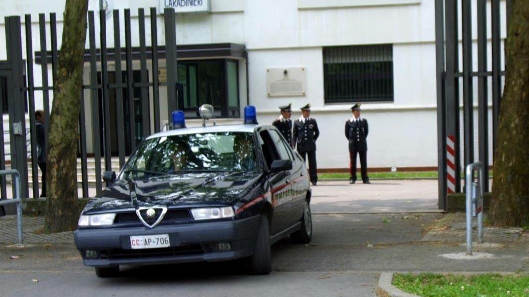 Minacciano di morte i commessi: arrestati