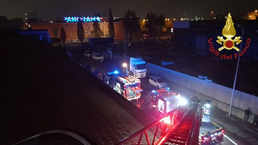 Sassuolo, maxi rogo distrugge negozio di 600 metri quadri in via Pacinotti. Cause in corso di accertamento