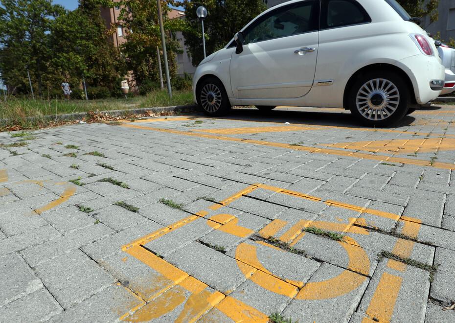 Ostellato, niente segnaletica dopo i lavori: spariscono i parcheggi per disabili