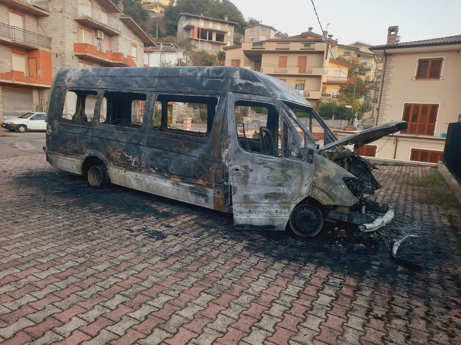 Gavoi, uno scuolabus dato alle fiamme nella notte. Il Comune sospende il servizio