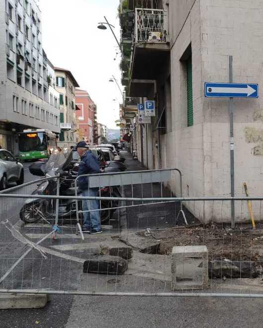 I cantieri aperti in via Marradi per la realizzazione di nuove strisce pedonali e l’allargamento del marciapiede