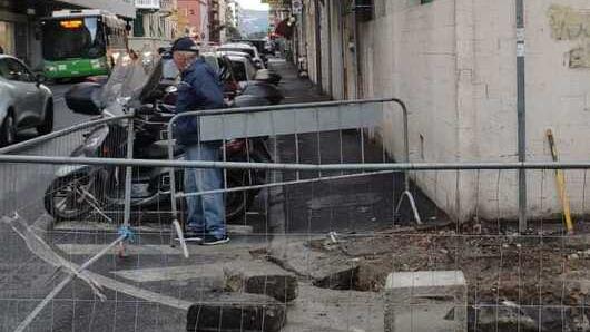 I cantieri aperti in via Marradi per la realizzazione di nuove strisce pedonali e l’allargamento del marciapiede