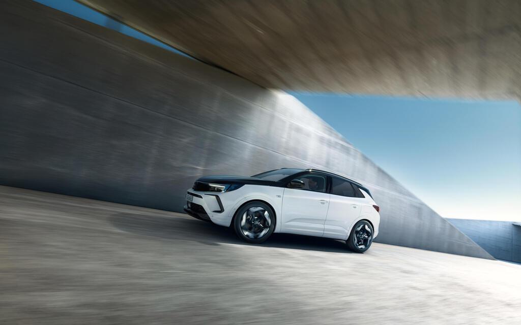 Opel Grandland GSe, sportività in formato SUV elettrificato