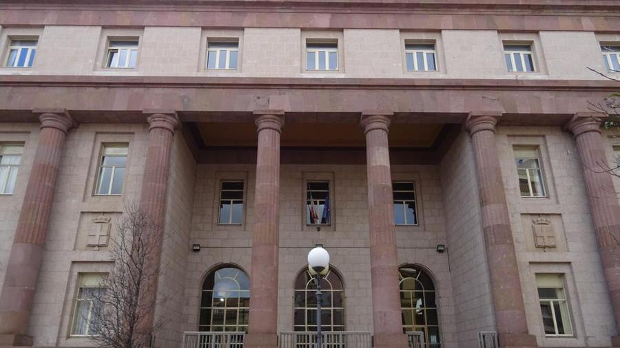 Sassari, si presenta in tribunale con la droga: giovane denunciato