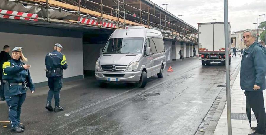 Firenze, la maledizione della pensilina: un altro mezzo urta il cantiere