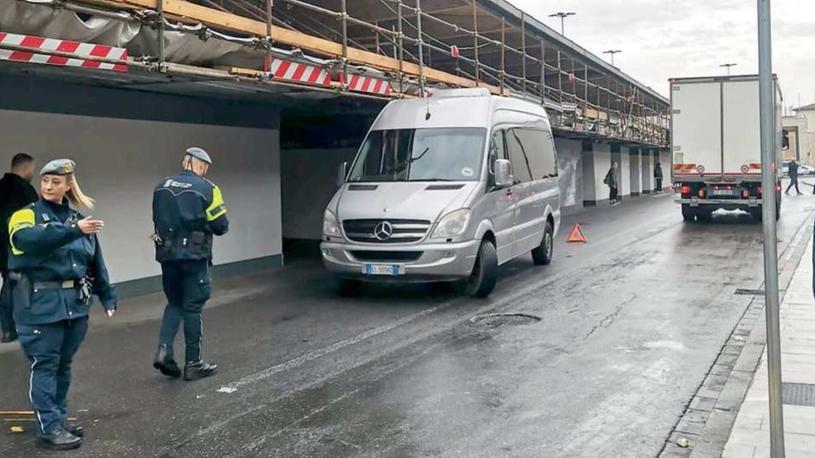 Firenze, la maledizione della pensilina: un altro mezzo urta il cantiere