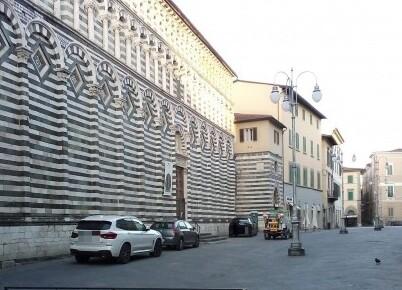 Auto parcheggiate in via Cavour all’interno della Ztl