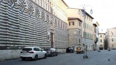 Auto parcheggiate in via Cavour all’interno della Ztl