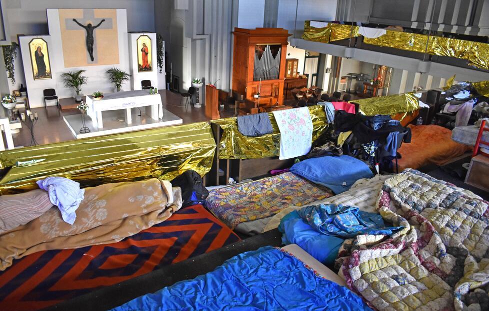 I letti dei migranti nel matroneo, la platea sul soppalco della chiesa di Santa Maria Maggiore (foto Gori)