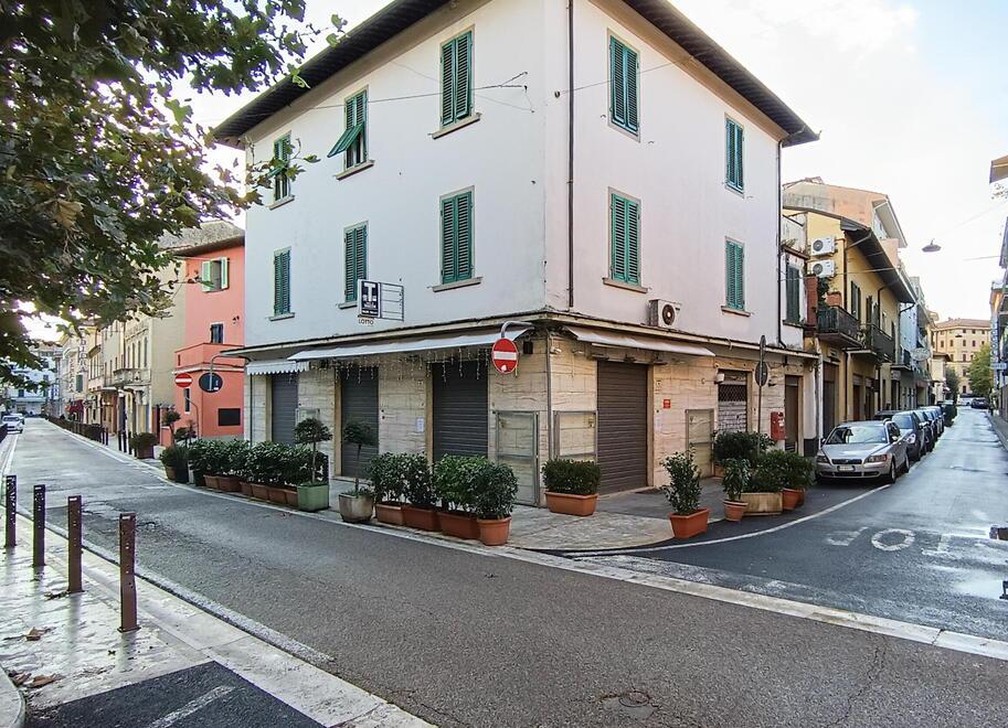L’esterno del bar Cavallotti chiuso per 5 giorni (foto Nucci)