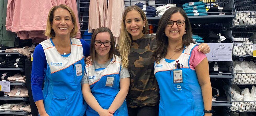 Nicoletta è al centro con lo staff dello store di Decathlon di Grosseto