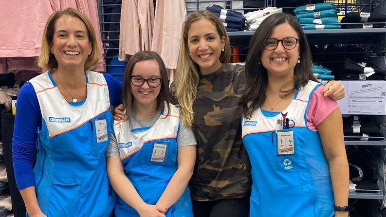 Nicoletta è al centro con lo staff dello store di Decathlon di Grosseto