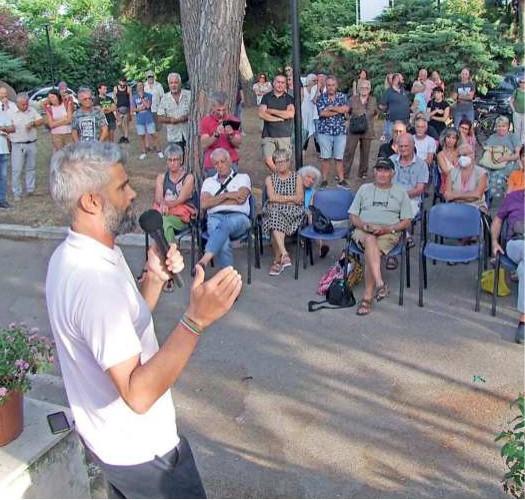 
	Il sindaco Ferrari durante un&rsquo;assemblea dei comitati contro il rigassificatore (foto Paolo Barlettani)


