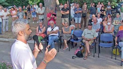 Il sindaco Ferrari durante un’assemblea dei comitati contro il rigassificatore (foto Paolo Barlettani)