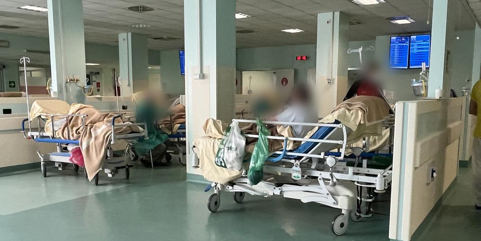 Cona, pronto soccorso in tilt. Bonaccini: «Mai più attese così lunghe»