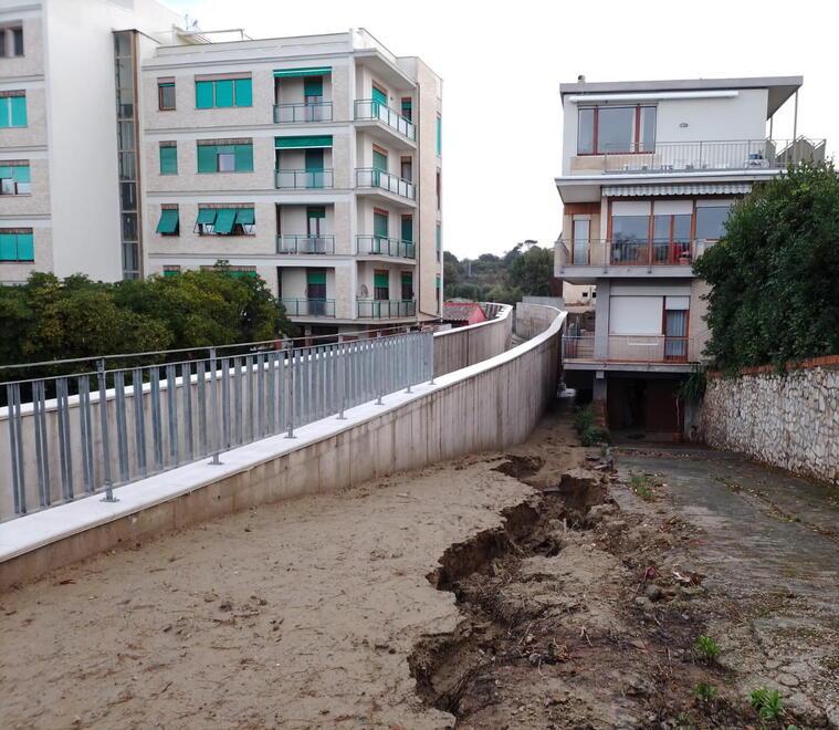 Maltempo, un mare di fango sulla palazzina: paura e rabbia ad Antignano per i lavori fermi 