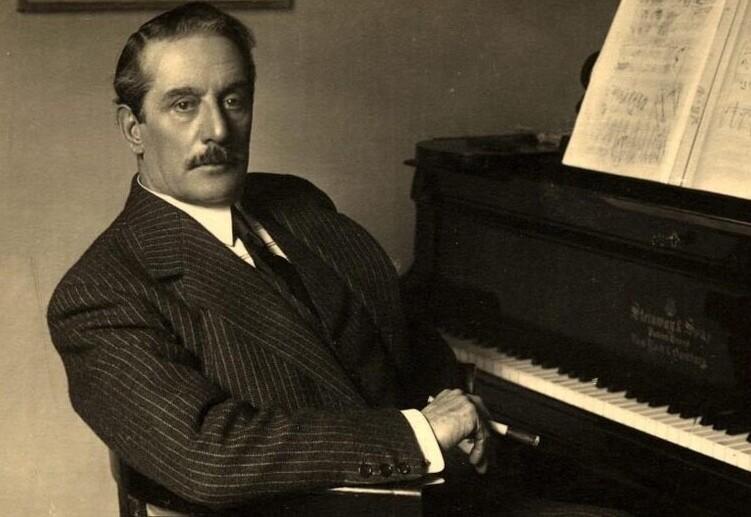 Una celebre foto di Giacomo Puccini al pianoforte