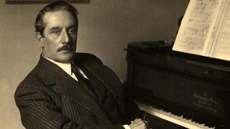 Una celebre foto di Giacomo Puccini al pianoforte