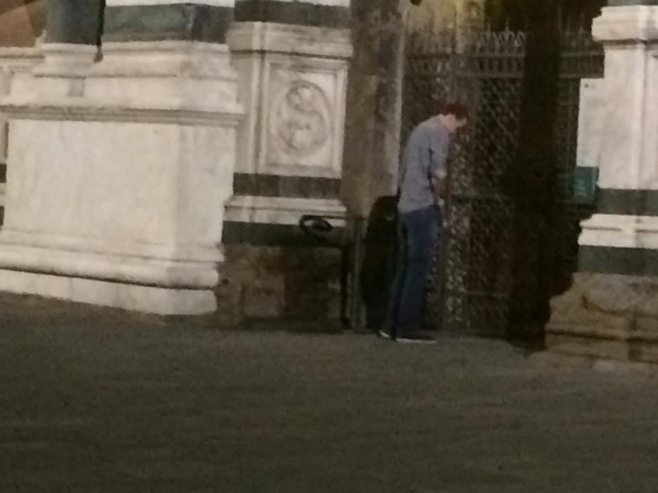 S. Maria Novella trasformata in una toilette da 200 studenti arrivati da Pisa 