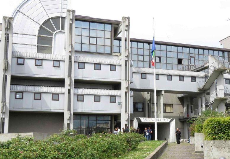 A destra l’ingresso del Palazzo di giustizia
