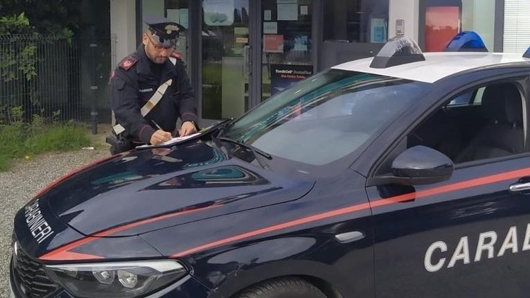 I militari si sono serviti delle immagini di sorveglianza interna alla farmacia per verificare la serialità dei furti
