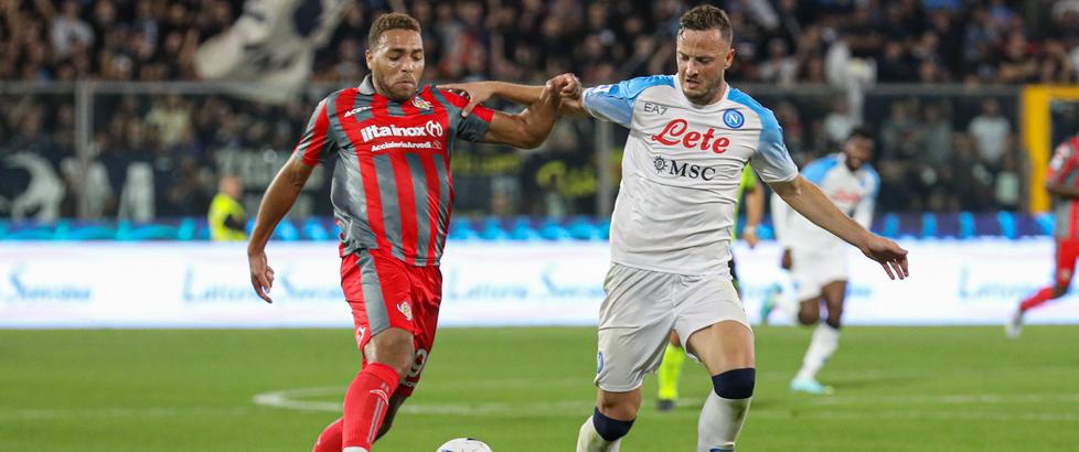 Cyriel Dessers in azione contro il Napoli