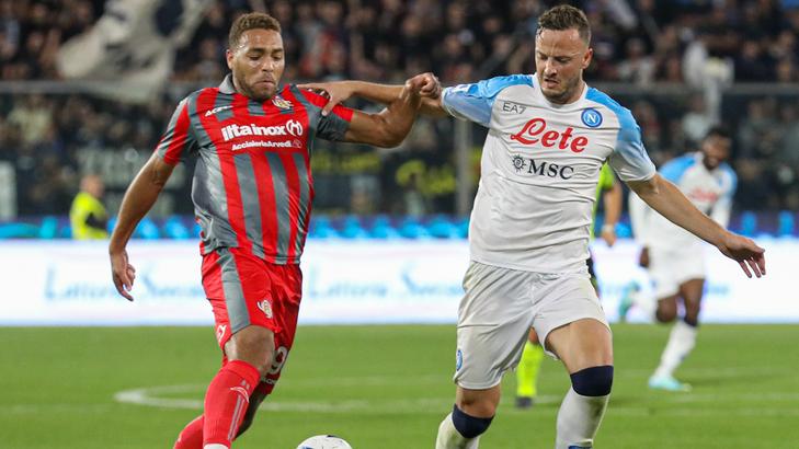 Cyriel Dessers in azione contro il Napoli